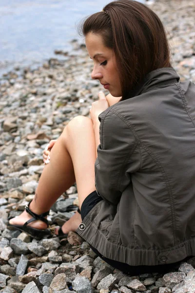 Vrouw in de buurt van het water — Stockfoto