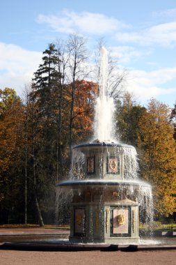 Rusya, peterhof sonbaharda. güzel fıskiye.
