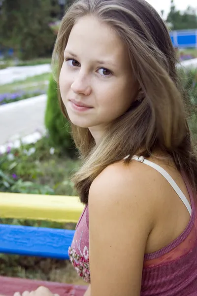 Adolescente chica en el fondo natural — Foto de Stock