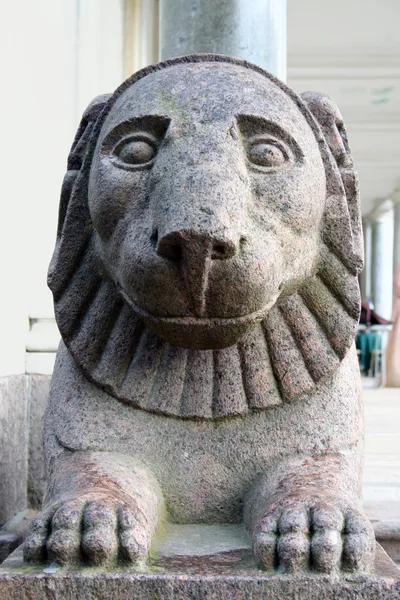 Isolated stone lion in Peterhof, Russia. — Stock Photo, Image