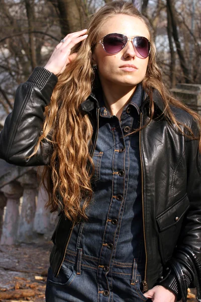 Chica sexy en gafas de sol — Foto de Stock