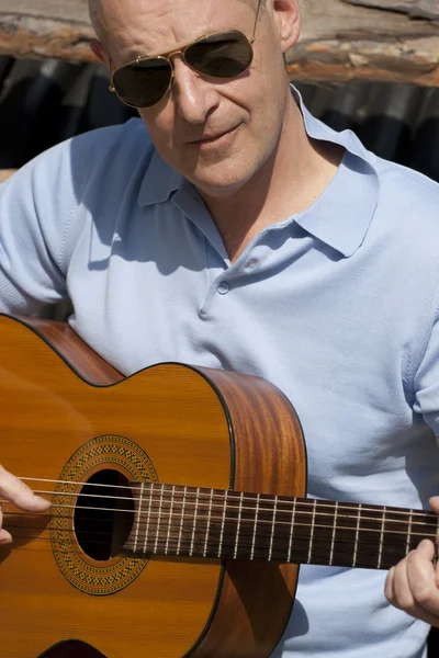 Hombre con guitarra — Foto de Stock