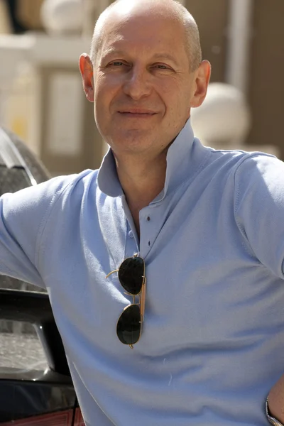 Gülümseyen Adam