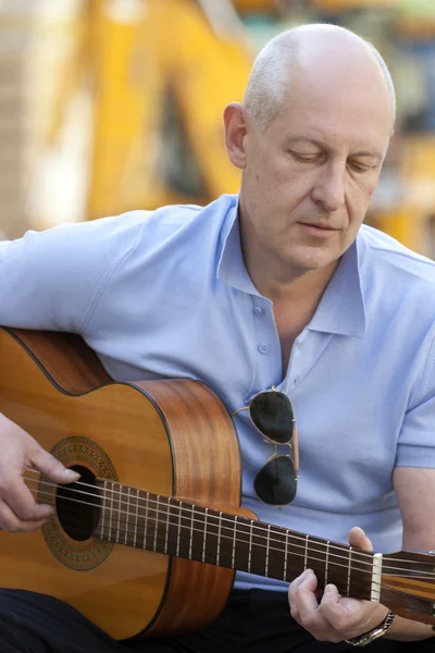 Hombre con guitarra — Foto de Stock