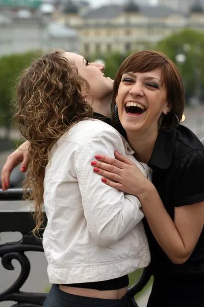 Twee vrienden lachen — Stockfoto