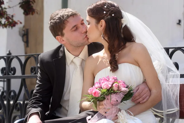 Happy bride and groom — Stock Photo, Image