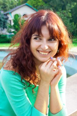 Gülümseyen kadın portresi