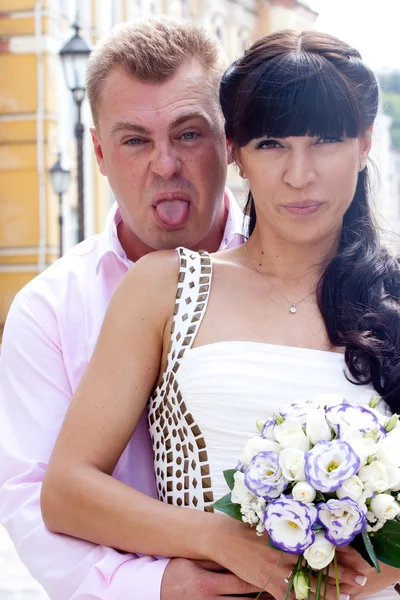 Happy bride and groom — Stock Photo, Image