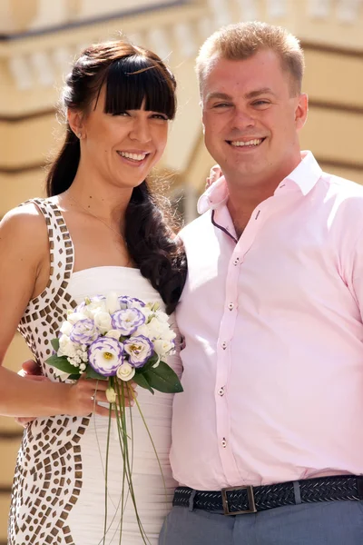 Happy bride and groom — Stock Photo, Image