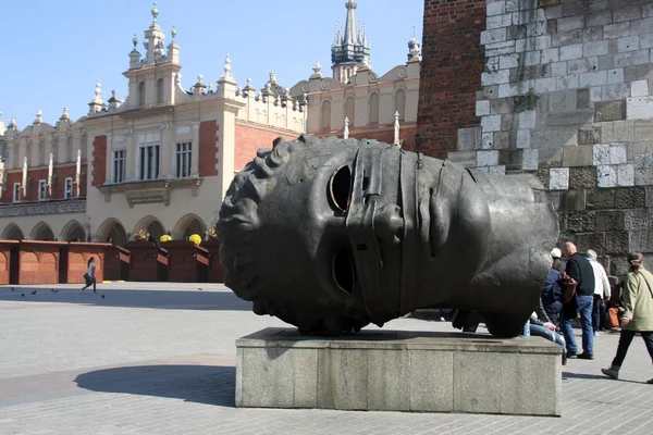 Скульптура на головній площі в Кракові Стокове Фото