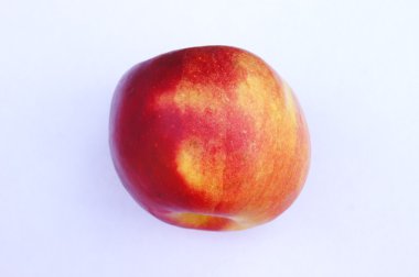 Beyaz arkaplanda kırmızı ve sarı elma