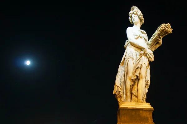 À noite a estátua do rio Arno em Florença — Fotografia de Stock