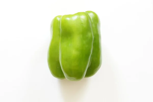 Pimentos verdes sobre um fundo branco — Fotografia de Stock