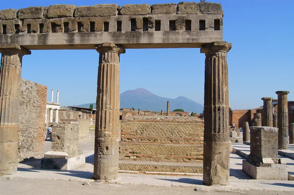 De kolommen van de agora, en vesuvius in de achtergrond — Stockfoto