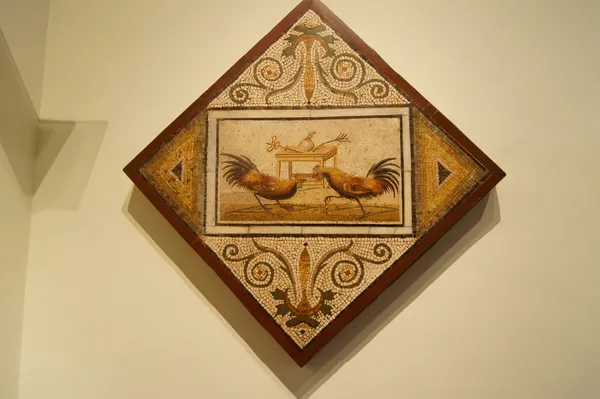 Древняя мозаика с двумя петухами — стоковое фото