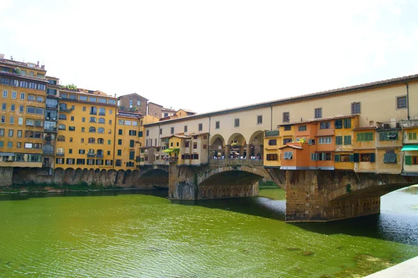 Vecchio-Brücke über den Arno in Florenz — Stockfoto