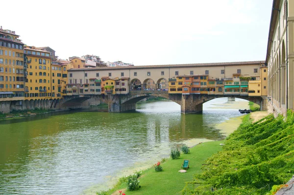 Widok z mostu vecchio we Florencji — Zdjęcie stockowe