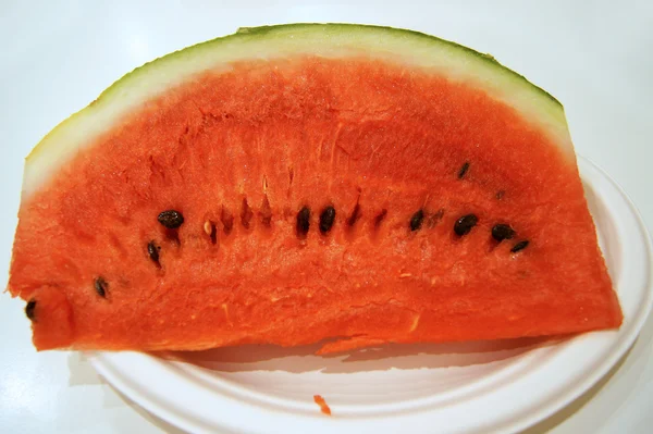Een stuk van rijp watermeloen — Stockfoto