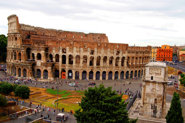 A view of the Colosseum and the triumphal arch