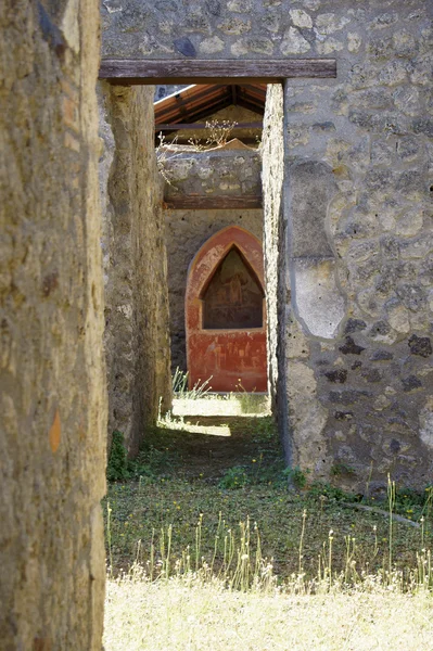 Antieke altaar in de ruïnes — Stockfoto