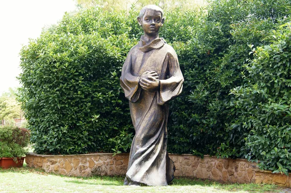 Estatua de un niño en una sotana — Foto de Stock