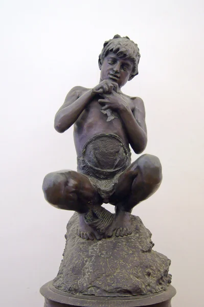 Una estatua de bronce de un niño pescador — Foto de Stock