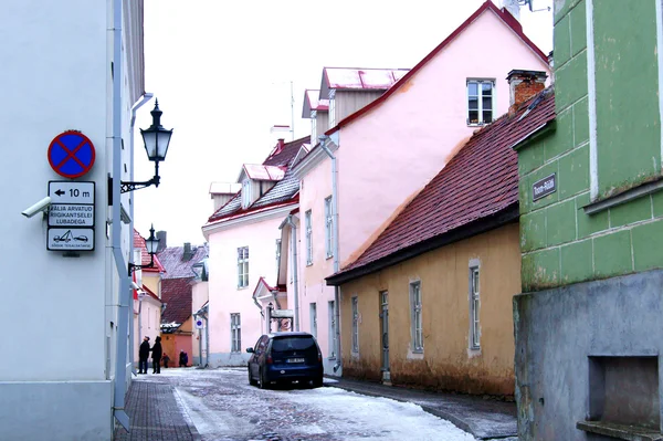 Старая улица в центре Таллинна — стоковое фото