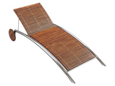 Ahşap çatalları ve beyaz arka planda çelik tüp tabanlı modern güneş şezlongu. Yüzyılın ortalarında, Chalet, İskandinav. 3d hazırlayıcı