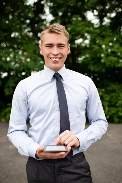 Jovem empresário com leitor de ebook — Fotografia de Stock