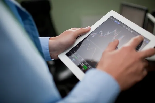 Empresário com tablet — Fotografia de Stock