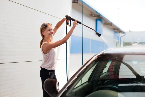 Vacker kvinna tvätta bilen — Stockfoto