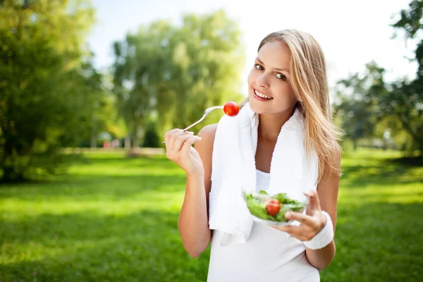 Donna mangiare insalata dopo l'esercizio — Foto Stock