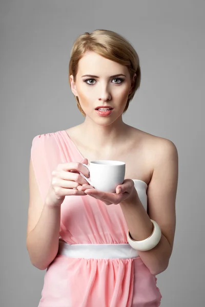 Linda loira bebendo cofffee — Fotografia de Stock