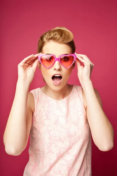 Menina retro com óculos de sol coração — Fotografia de Stock