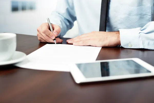 Signing contract — Stock Photo, Image