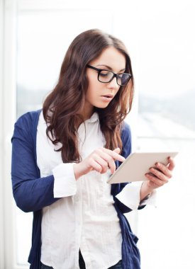 güzel bir kadın onun dijital tablet kullanma