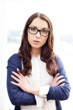 güzel genç kız öğrenci ile karşılıklı silah duran