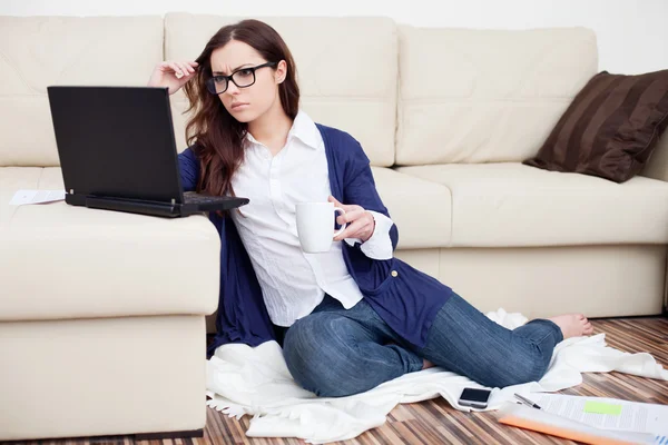 Junge Frau arbeitet von zu Hause aus — Stockfoto