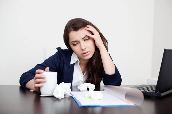 Mujer enferma en el trabajo bebiendo café — Foto de Stock