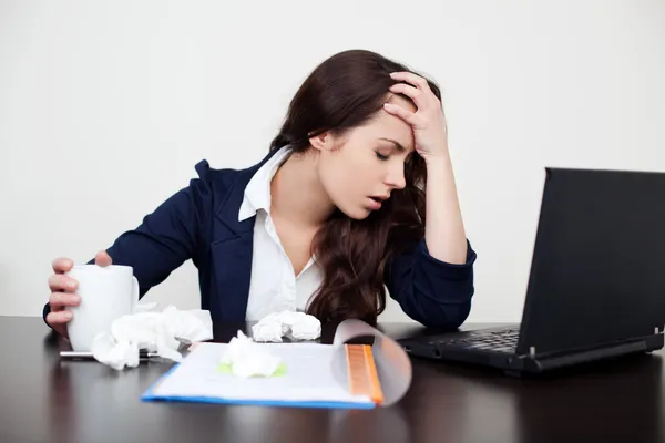 Kranke Frau bei der Arbeit Stockfoto