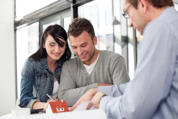 Pareja joven comprando casa nueva — Foto de Stock