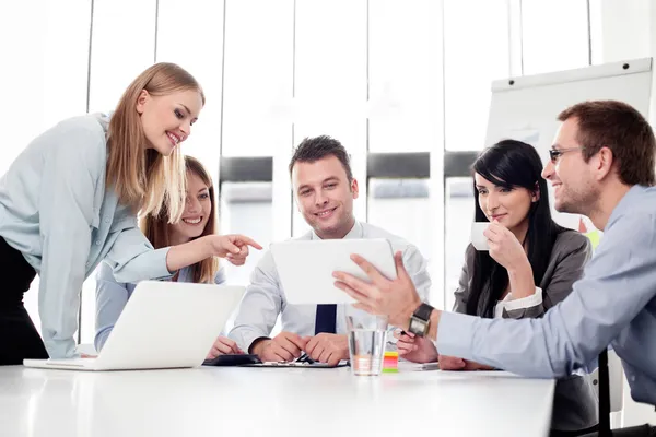 Unternehmensgruppe, die im Büro arbeitet Stockbild