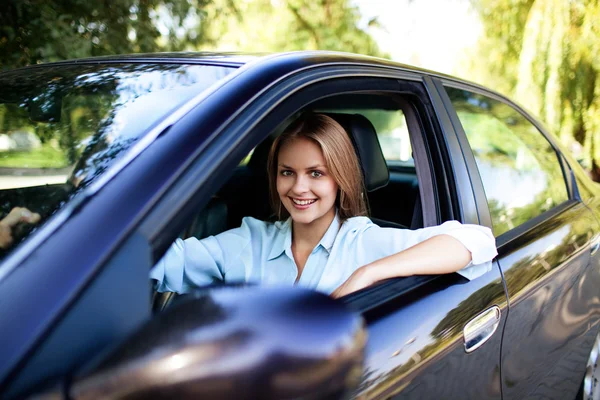 Jovem mulher em seu carro novo — Fotografia de Stock