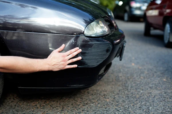 Kfz-Sachverständiger prüft Schäden — Stockfoto