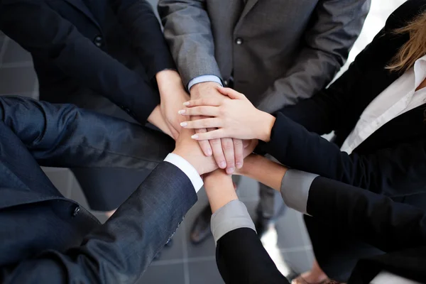 Equipo empresarial uniendo sus manos — Foto de Stock