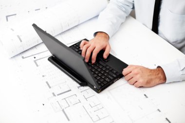 laptop ile çalışan mimar