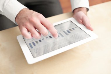 işadamı tarafından Resepsiyon dijital tablet kullanma