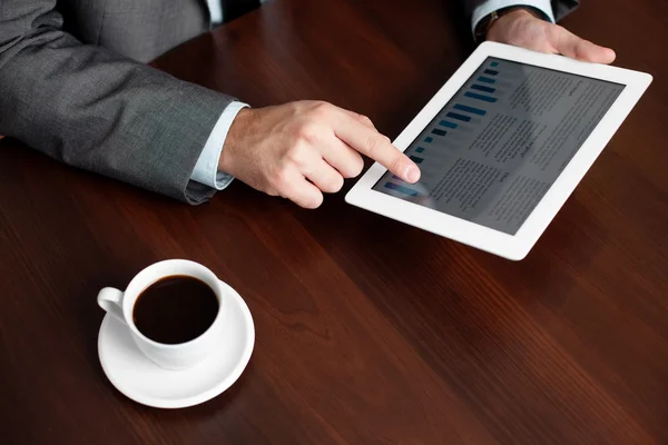 Zakenman met behulp van digitale tablet door het Bureau — Stockfoto