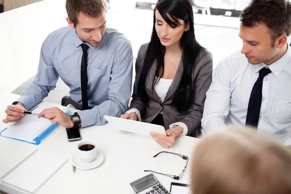 Unternehmensgruppe, die am Schreibtisch arbeitet — Stockfoto