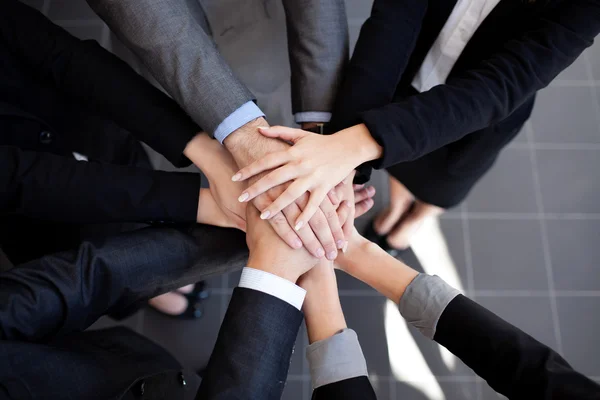 Equipo empresarial uniendo sus manos — Foto de Stock